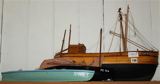 2 model ships